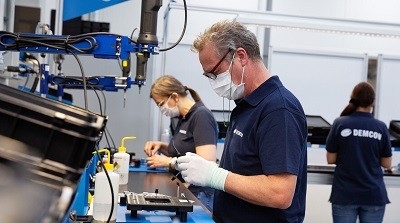 Mitarbeiter von Demcon prüfen O-RInge