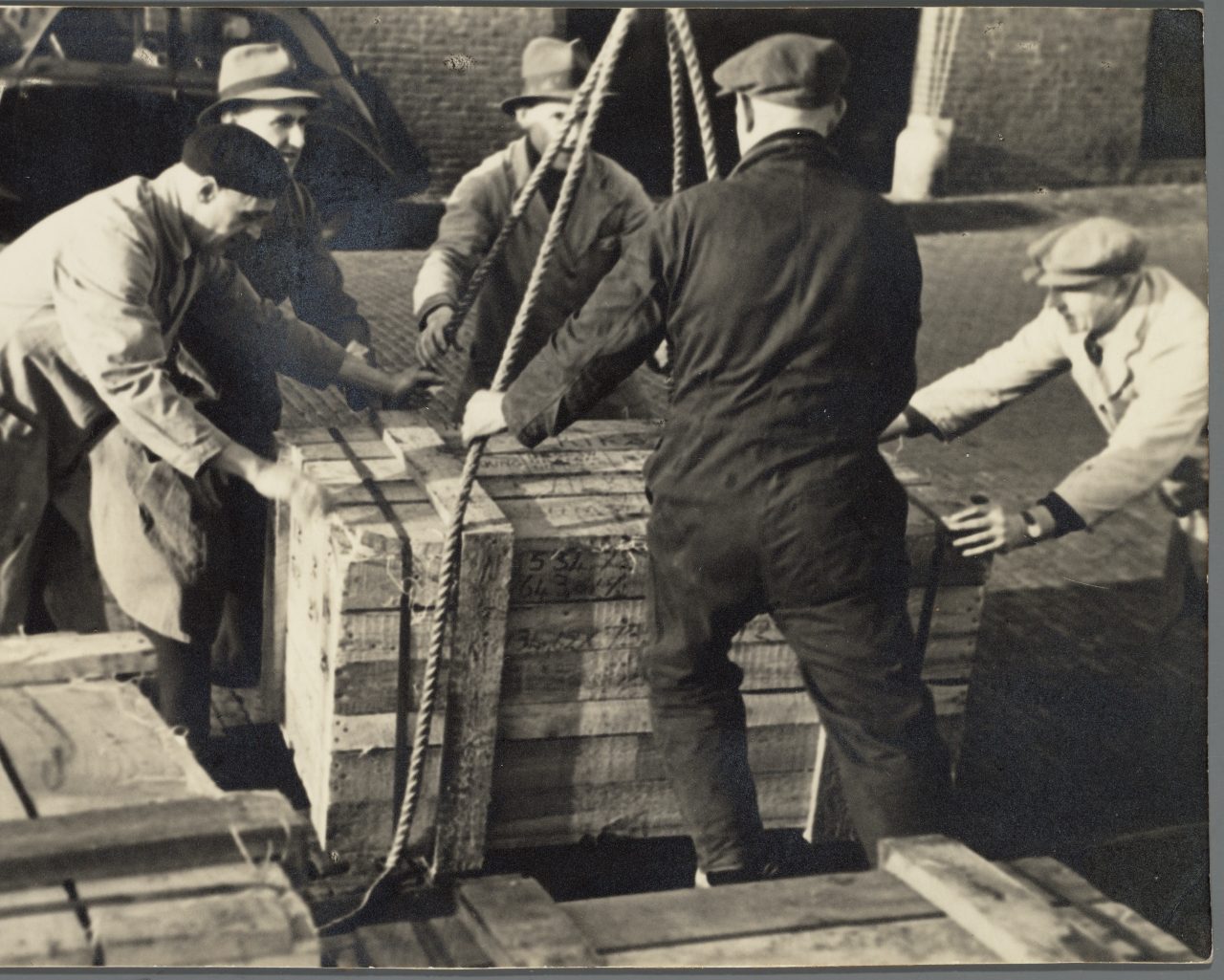 EKS001000035, 22-04-2005, 09:32,  8C, 4880x3886 (577+1872), 100%, bankbiljetten_, 1/120 s, R32.9, G6.9, B1.3